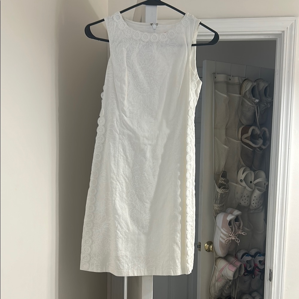 Elegant White Sleeveless Dress